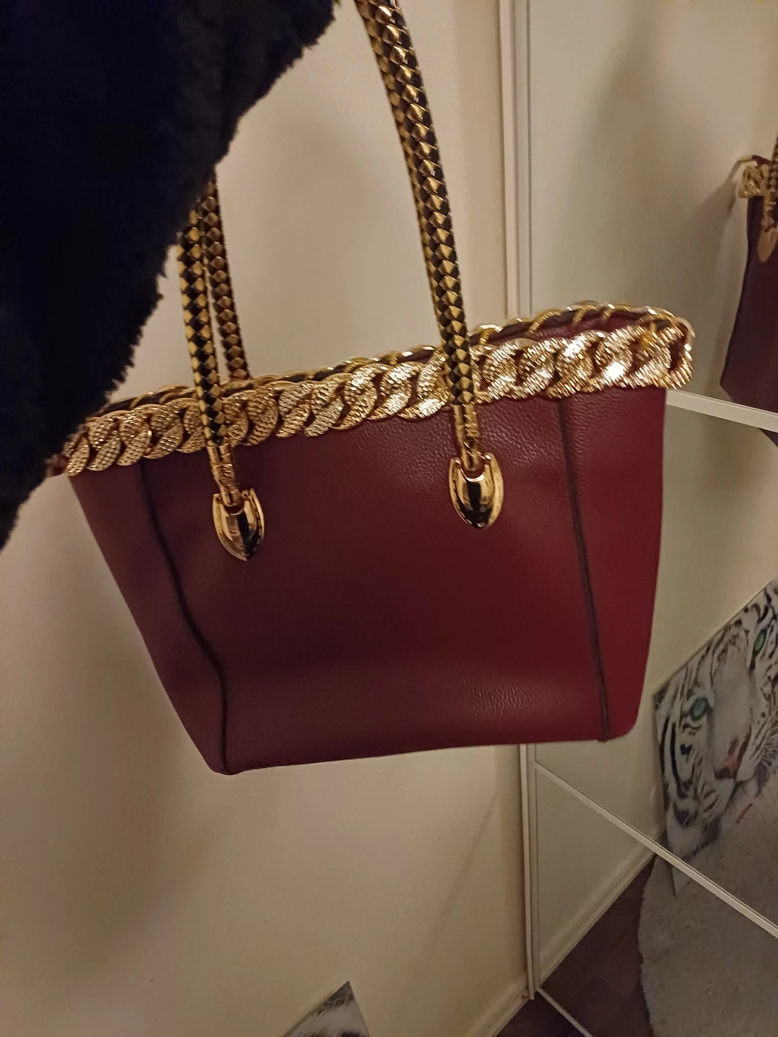  handväska med gulddetaljer - 3