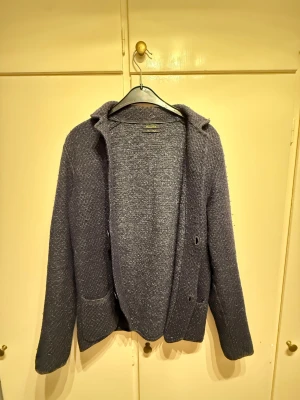 Massimo Dutti blazer/kavaj - Mörkblå stickad blazer från MASSIMO DUTTI. Tyvärr liten i storleken och passar S eller liten M. Hör av er vid frågor