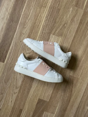 Valentino Open  - Säljer ett par rosa/vita Valentino Open i fint skick. Skorna är i storlek 39 eu och inget og medföljer vid köp. Kom pm för fler bilder och info 🫡