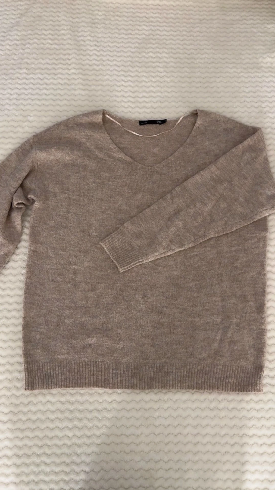 Beige v-ringad stickad tröja 157 - 1