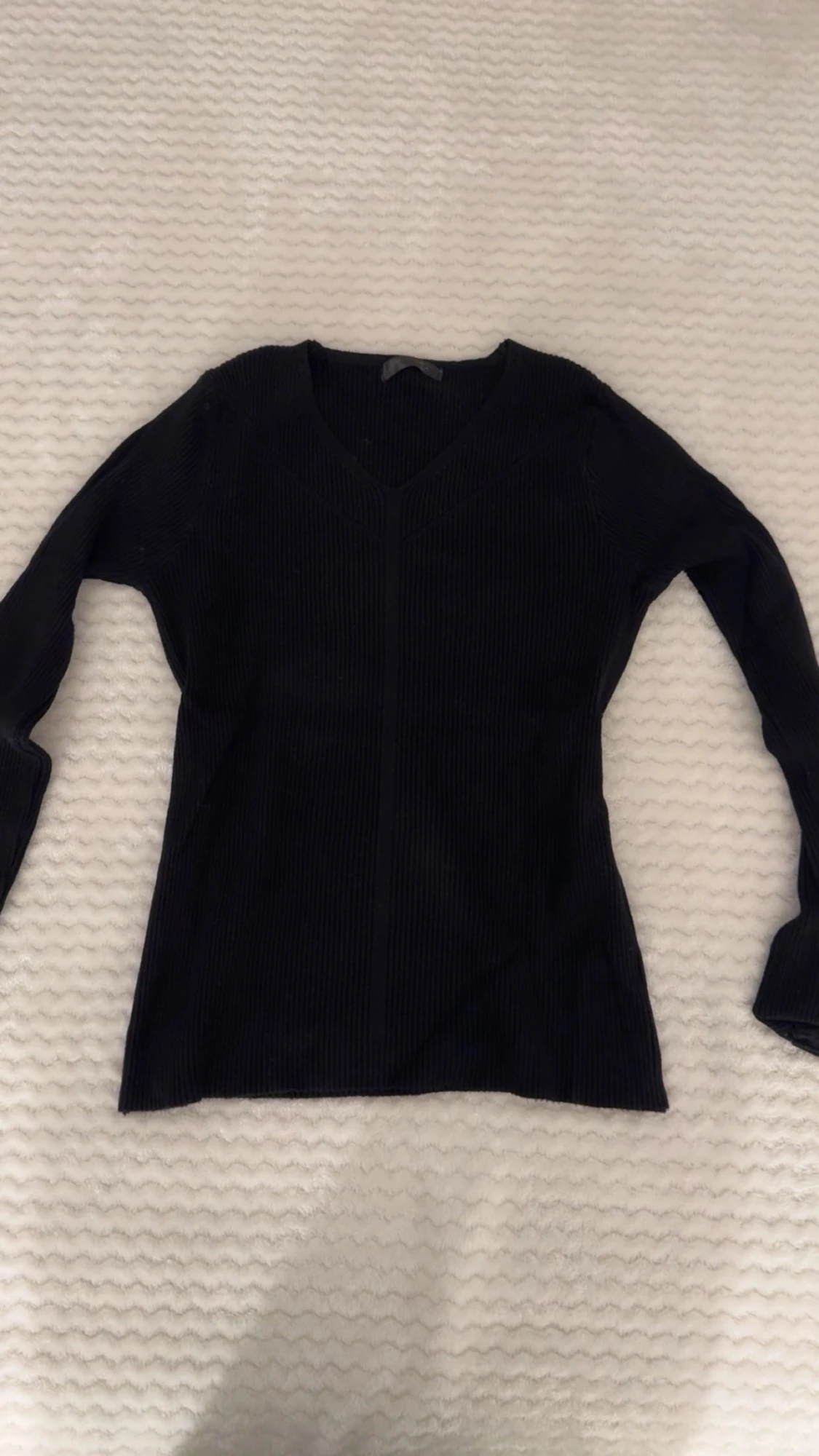 Svart ribbad stickad tröja från Dazy