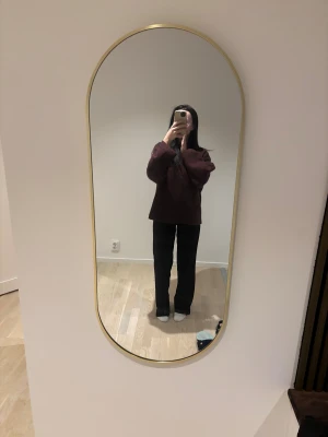 Svarta kostymbyxor från Madlady, strl 34 - Säljer ett par svarta kostymbyxor från Madlady i storlek 34.  De är enkla och stilrena, perfekta till en chill eller trendig look. Säljer de då det är för stora för mig, men modellen är bootcut. 