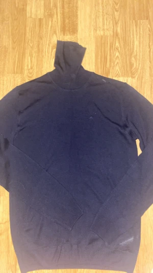 Mörkblå J.lindeberg tröja  - Nytt skick aldrig använt den i storlek S