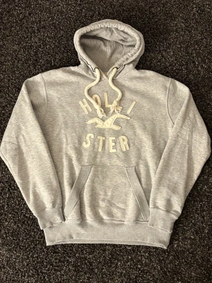 Hollister hoodie - sjukt eftertraktad! - 🔥 Extremt eftertraktad Hollister-hoodie, stl S, skick 8/10 🔥 Black Week-REA! Passa på medan priset är sänkt – det här är en av Hollisters mest populära modeller och den dyker nästan aldrig upp. Sitter perfekt, sjukt snygg och funkar till ALLT.  Den här kommer försvinna direkt – folk brukar köpa såna här på sekunder. Först till kvarn. Köp nu innan någon annan hinner före!  Ta liknande som den