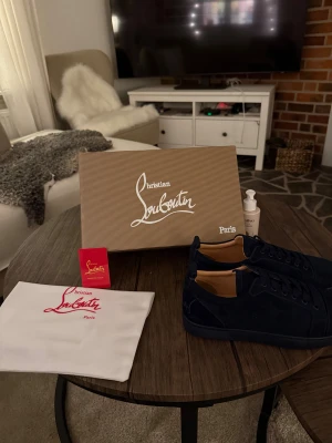 Marinblå från Christian Louboutin - Säljer nu mina loubs pågrund av att dom är för små. Dom är sprillans nya och måste tyvärr sälja. Insidan är beige och de kommer med originalkartong och dustbag.