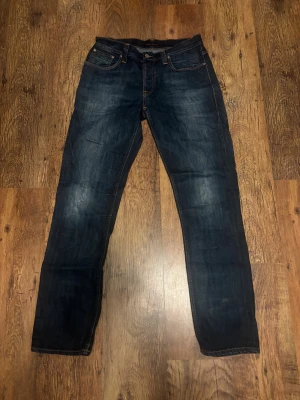 Mörkblå jeans från Nudie Jeans - Inget täcken på användning i princip helt nya men de passade inte riktigt så säljer vidare de. Sitter som ett par vanliga regular fit så är inte slim utan lite pösigare så prefekta om man inte gillar helt slimmade byxor 