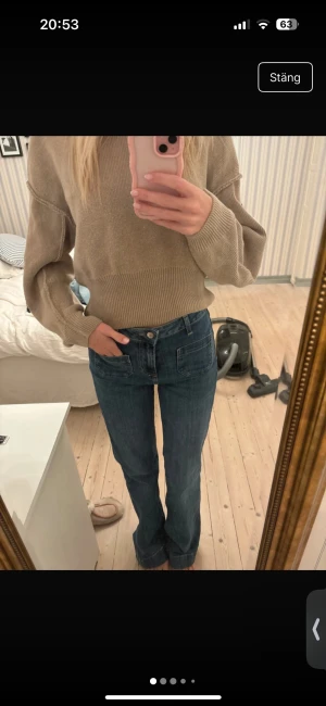 Blå bootcut jeans med fickor - Snygga blå jeans med bootcut passform och fickor framtill. Jeansen är midwaist och raka ben med lätt utsvängning nedtill. Materialet är lite stretchigt och väldigt bekväma😊bilderna är från min Vinted🥰