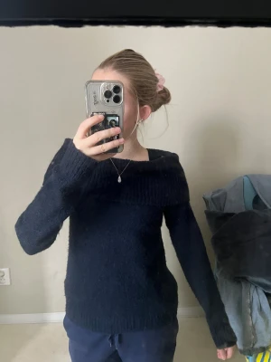 Marinblå offshoulder stickad tröja Gina Tricot - Mysig marinblå stickad tröja från Gina Tricot i storlek 158/164. Tröjan har en bred offshoulder-krage och långa ärmar, perfekt för dig som gillar en enkel men snygg look. Materialet är mjukt och värmande, och passformen är normal.