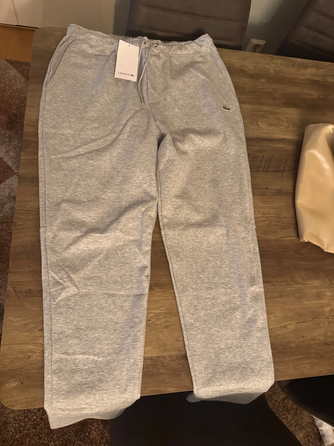 Grå mjukisbyxor från Lacoste L