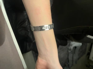 Stilrent silverfärgat armband - Snyggt armband i silverfärgad metall med rektangulära länkar och ett coolt rutmönster på ena sidan. Armbandet har en modern och minimalistisk design som passar perfekt till din stil. Lätt att ta på och av med smidig låsning.