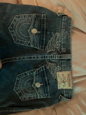 True Religion blå bootcut jeans - Ordinarie pris 1600 kr! Pris går att diskutera vid snabb affär🥰 blå jeans från True Religion med bootcut passform! LÅGMIDJADE!! Säljer pga att de har blivit för små storlek 23=xxs skulle säga att de passar xxs/xs