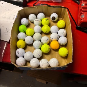 Begagnade golfbollar, blandade märken - Golfbollar. 3 bollar för(25) och ett dussin för (125). Det finas massor av olika.och det kan se itu som dem är smutsigt men kommer tvätta dom. Kontakta inom köp. Kan även köpa alla för 500