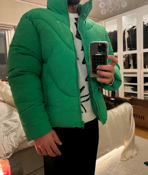 Grön pufferjacka från Zara  - Säljer en grön pufferjacka från Zara i storlek M. Jackan är knappt använd utan defekter. Priset går att diskutera.