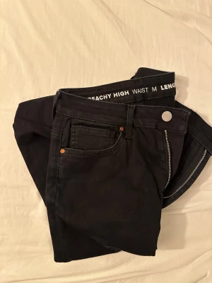 Svarta high waist jeansbyxor - Fina skinny jeans storlek M