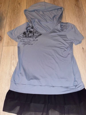 T-shirt med luva från shein - T-shirt från shein storlek XL