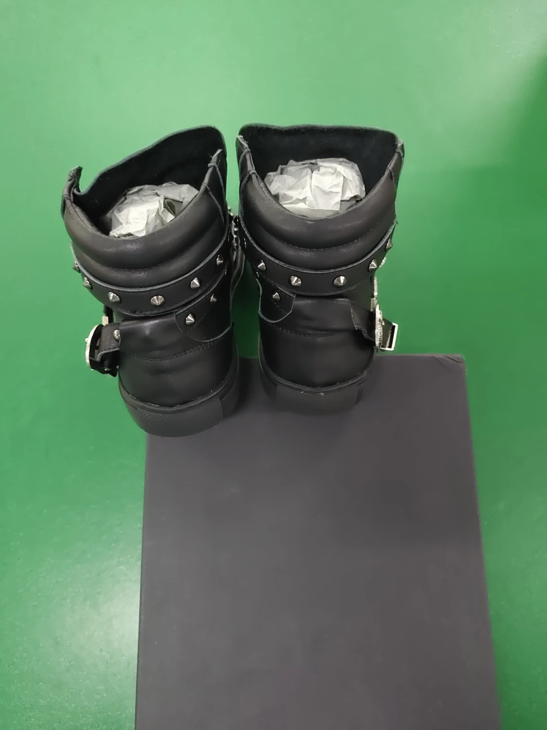 Svarta boots med nitar och spännen - 4