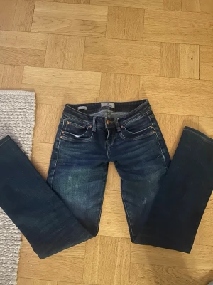 Blå jeans från LTB Valerie - Snygga blå jeans från LTB, modellen Valerie. Klassisk femficksdesign med kopparfärgade nitar och kontrastsömmar. Stl xs