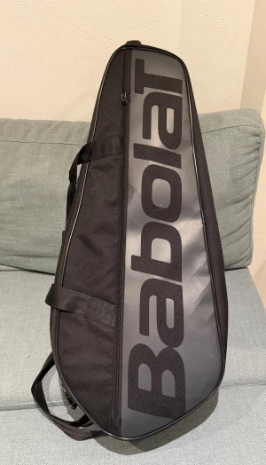 Babolat tennisväska - En liten och smidig tennisväska från Babolat.      Köpt för 3 månader sen och har bara använts 2 gånger. Säljer pågrund av att den inte kommer till användning. Nypris ligger på 1100kr mitt pris 699kr