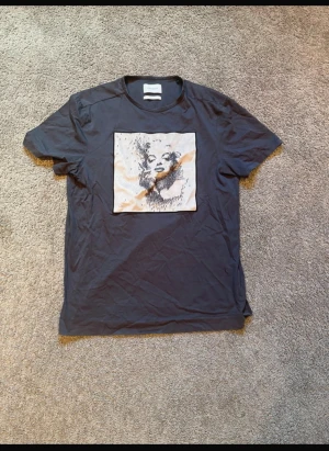 Limitato t shirt - Säljer nu en riktigt snygg limitation t shirt i storlek m. Hör av er vid mer frågor!