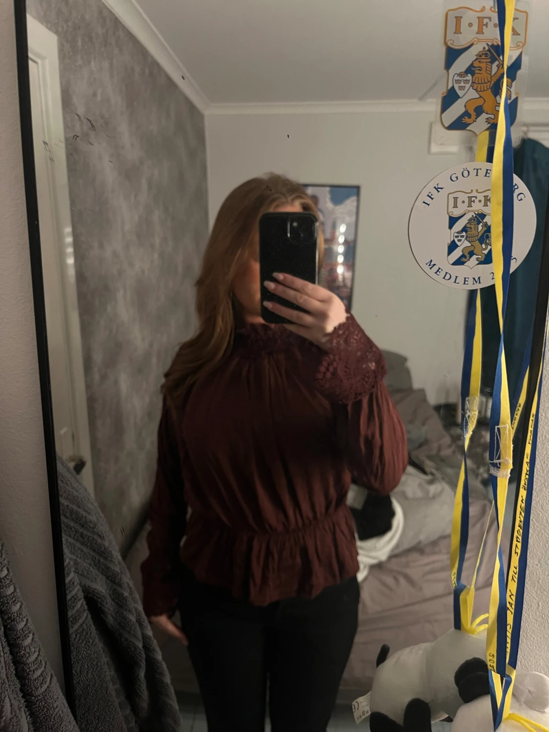 Mörkröd blus med spetsdetaljer