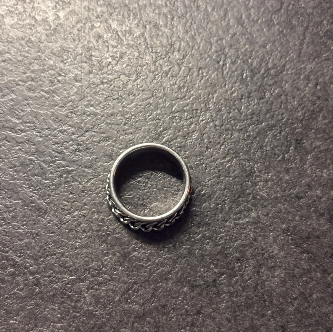 Silverfärgad ring med kedjedetalj - 2