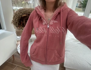 Hollister zip med foder  - En zip från Hollister i storlek M. Jag fraktar inom 24h. Se liknande plagg i min profil!