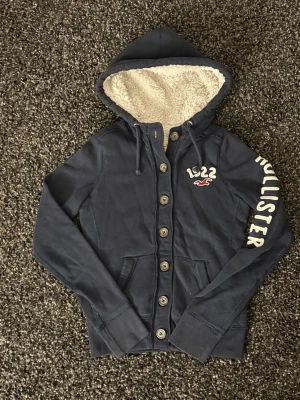 🔥 Hollister Cardigan – Sjukt Eftertraktad! - 🔥 Extremt eftertraktad Hollister-hoodie – stl xs, skick 8/10 🔥 Black Week-REA! Passa på medan priset är sänkt – det här är en av Hollisters mest populära modeller och den dyker nästan aldrig upp. Sitter perfekt, sjukt snygg och funkar till ALLT.  Den här kommer försvinna direkt – folk brukar köpa såna här på sekunder. Först till kvarn. Köp nu innan någon annan hinner före! 
