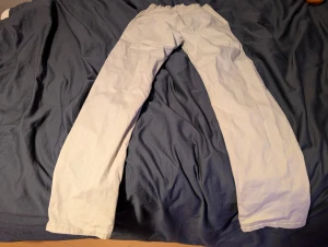Beiga chinos - Snygga beiga chinos med klassisk rak passform och normal midja. Byxorna har knapp och dragkedja framtill samt sidofickor. Perfekta för en clean och stilren look. Tillverkade i mjuk bomull för skön känsla hela dagen.