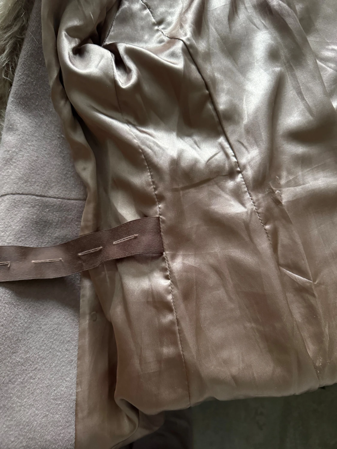 Beige kappa med fuskpäls och bälte - 4