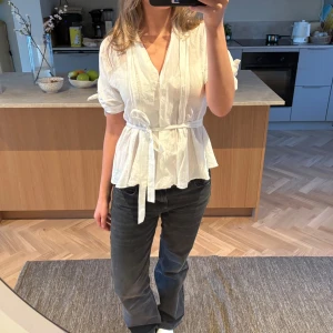 Vit blus med knytband i midjan - Skjorta/blus går att knyta i midjan. Så så fin när man stryker den😅 men perfekt till alla tillfällen❤️ stryker innan det skickas. Priset går såklart att diskutera🥰