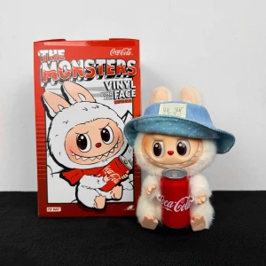 Labubu (Happy Factor) 🥤 - Äkta limited edition ’Happy Factor’ Labubu från The Monsters Coca-Cola Blind Box Series! 🤍🥤I nyskick - figur, kartong och plastlåda ingår. Har tyvärr inget kort men skickar med en gullig liten hatt vid köp som kompromiss!! 🥰⚠️Denna kollektion tillverkas inte längre av Pop Mart, passa på att göra ett fynd⚠️Köp nu 💌