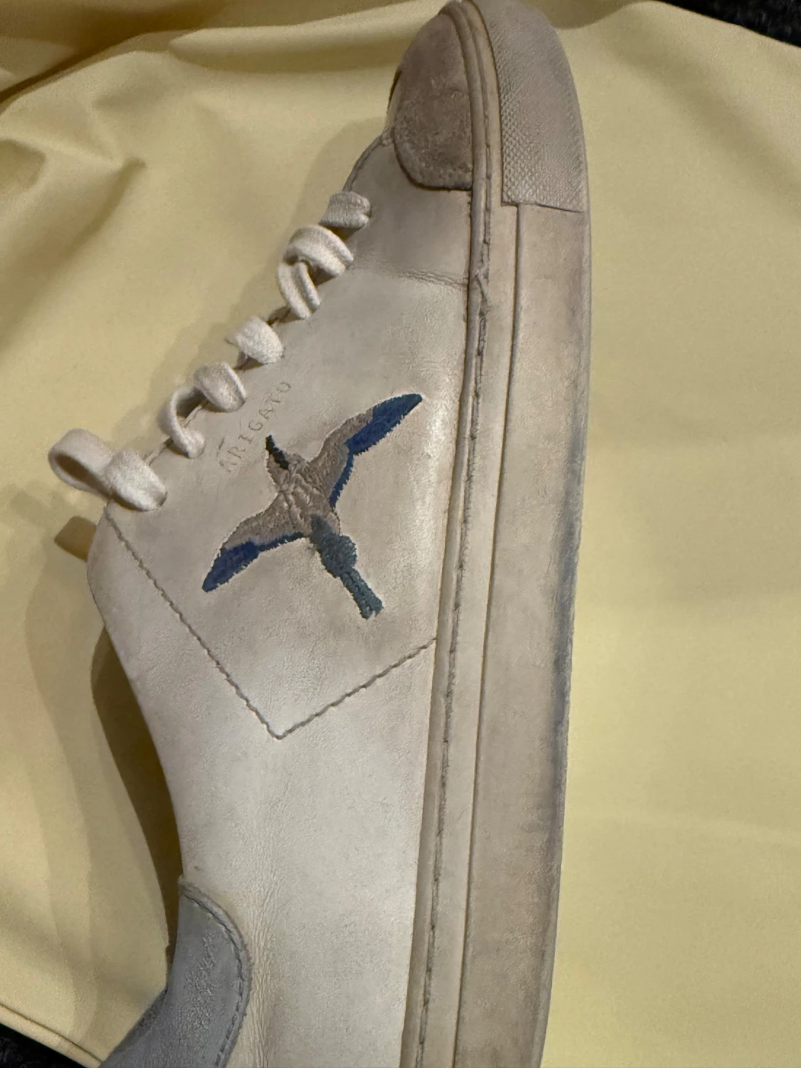 Axel Arigato vita sneakers med broderad fågel - 1