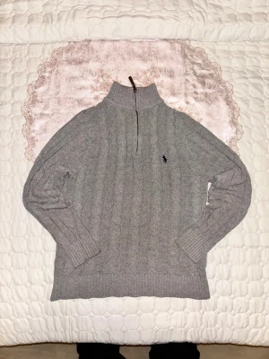 Grå stickad polotröja Polo Ralph Lauren - Säljer en grå stickad polotröja från Polo Ralph Lauren i storlek M, men lutar sig mot S också. Den är i riktigt bra skick utan några defekter! Tveka inte under några funderingar>>>