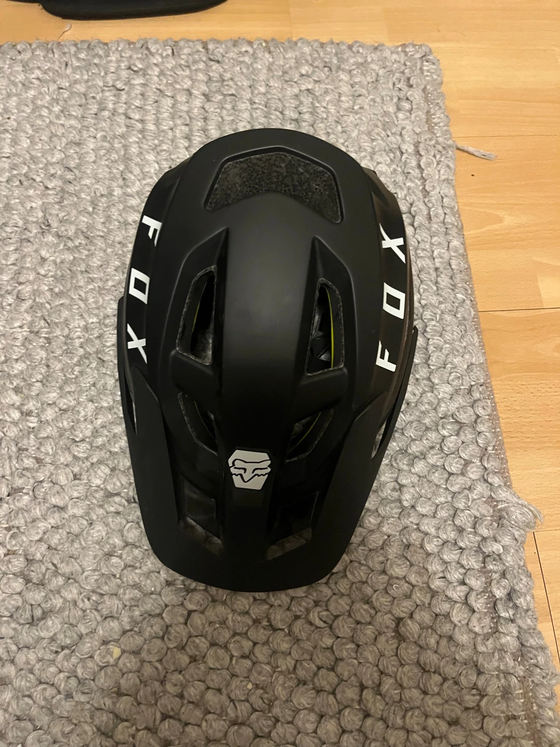 Svart cykelhjälm Fox med MIPS