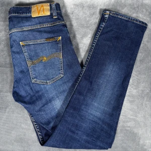 Nudie jeans - Storlek: W32, L32 || Skick: Nyskick || Modell: Grim tim || Nypris: Ca 1600kr || Följ för liknande produkter 🍾🌊