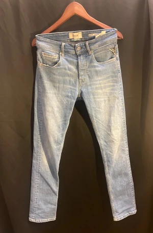 Replay jeans  - Snygga ljusblå jeans från Replay, modell Grover med straight fit. Klassisk femficksdesign, normal passform och raka ben. Jeansen är tillverkade i mjukt denimtyg och har subtila slitningar för en avslappnad look. 