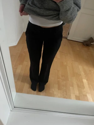 Kostymbyxor lågmidjade - Super sköna lågmidjade kostymbyxor från bik bok i modellen Vera💕 säjer då dom är för små för mig, storlek 34/xs. Är uppsydda så passar om man är runt 160-165