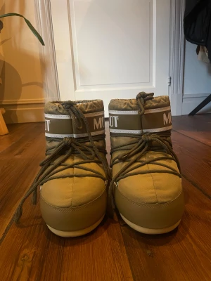 Moon Boot olivgröna med snörning  - Säljer även mina olivgröna moonboots pga att de kommer till användning för sällan! 🌟Otroligt fina och även dehär använd fåtal gånger. De är i strl 36/38 och därför lite på gränsen för mig som vanligtvis bär 38/39, köpta för 1600kr och passar perfekt nu i vinter, speciellt för skidresa då de håller värmen bra!😍 Hör av dig vid fler frågor!