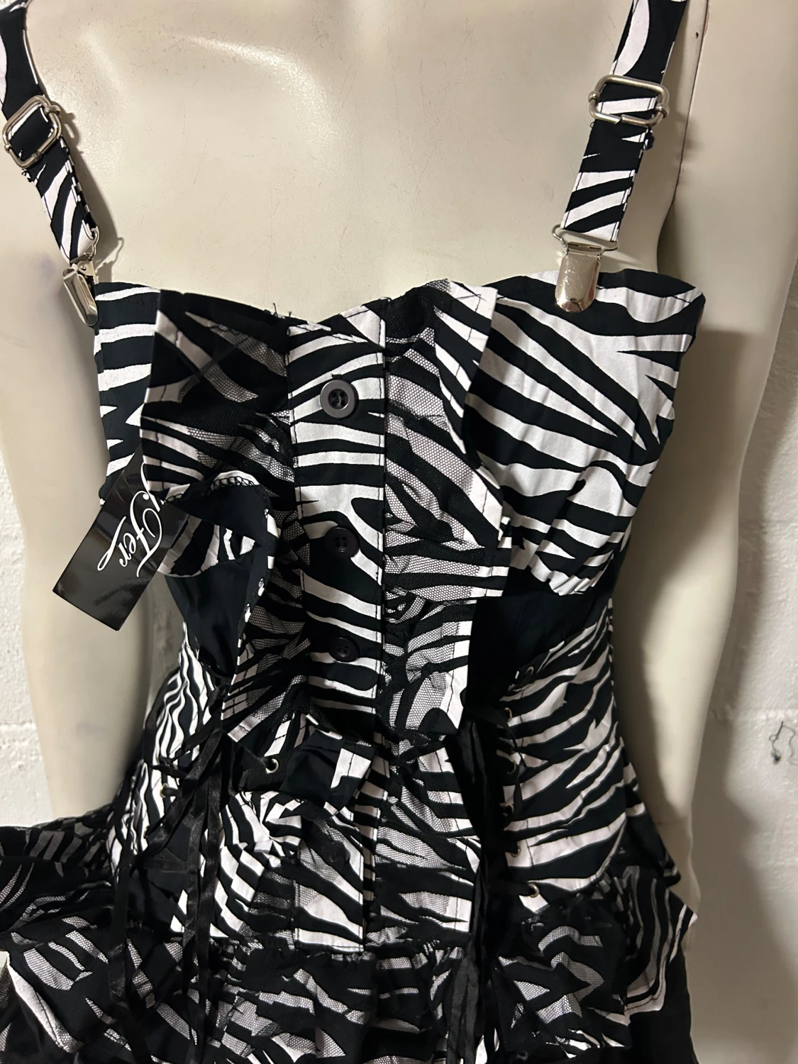 Zebramönstrad klänning med volangdetaljer - 90