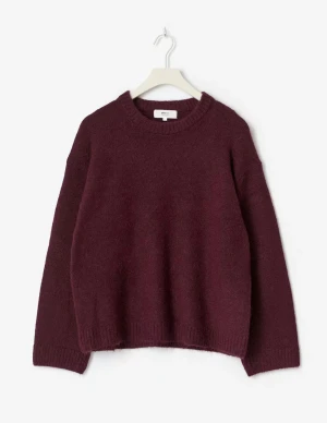 Vinröd stickad tröja från ginatricot - Säljer en vinröd stickad tröja från ginatricot. Knappt använd så i superfint skick. Inga noppror eller liknande. Postar fort! Köp gärna bundle! Nypris:400kr