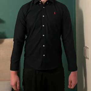 Ralph lauren Skjorta - Tja, säljer min fina Ralph lauren skjorta i färgen mörkblå Strl M men passar även S                                                               Kanske en perfekt julklapp!  Skriv vid vilken som helst fundering eller fråga!  Priset är inte hugget i sten