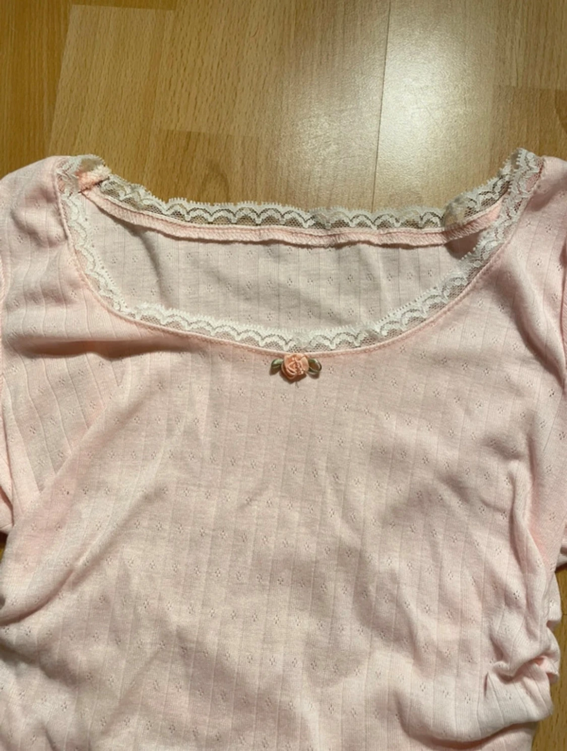 Ljusrosa topp med spets - 1