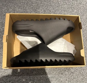 Yeezy slides - Säljer dessa Yeezy slides pga för små för mig | Nytt skick (aldrig använda) | Str 44 1/2 passar folk som har str 42-43 i vanliga skor | Kom med prisförslag |
