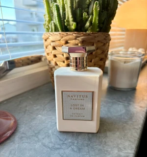 Navitus Lost In A Dream - Extrait de Parfum från Navitus Parfums med namnet Lost In A Dream. Snygg och modern flaska som passar perfekt för dig som vill sticka ut med din doftsamling. Mjölkig och mysig doft! 100ml, endast testad