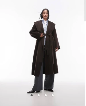 Mörkbrun kappa - Jätte snygg kappa från arket. Som är slutsåld, storlek 34, passar 36/ 38 med. Knappt använd