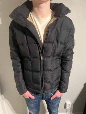 Field jacka - Hej, säljer nu denna snygga field jackan i storlek M  som är grym nu till vintern/våren skicket är 9/10! Hör av er vid frågor