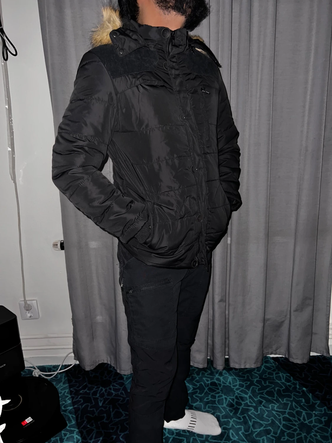 Svart pufferjacka med fuskpäls - 1