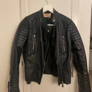 Svart skinnjacka från chiquelle  - Storlek 40 men liten i storlek🌸