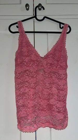 Spetslinne med mönster - Elegant jättesött rosa linne!! Inga defekter!! Lite genomskinlig, SUPERSÖT!!