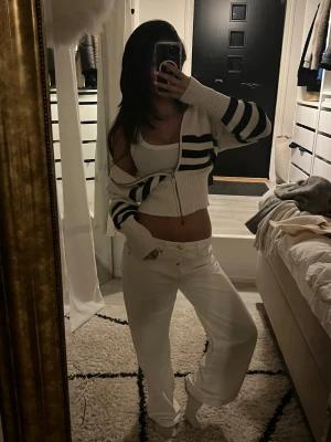 Populär randig kofta från zara - Säljer en super snygg populär kofta från Zara med zip up. Randig, lite knopprig men det går att få bort☺️